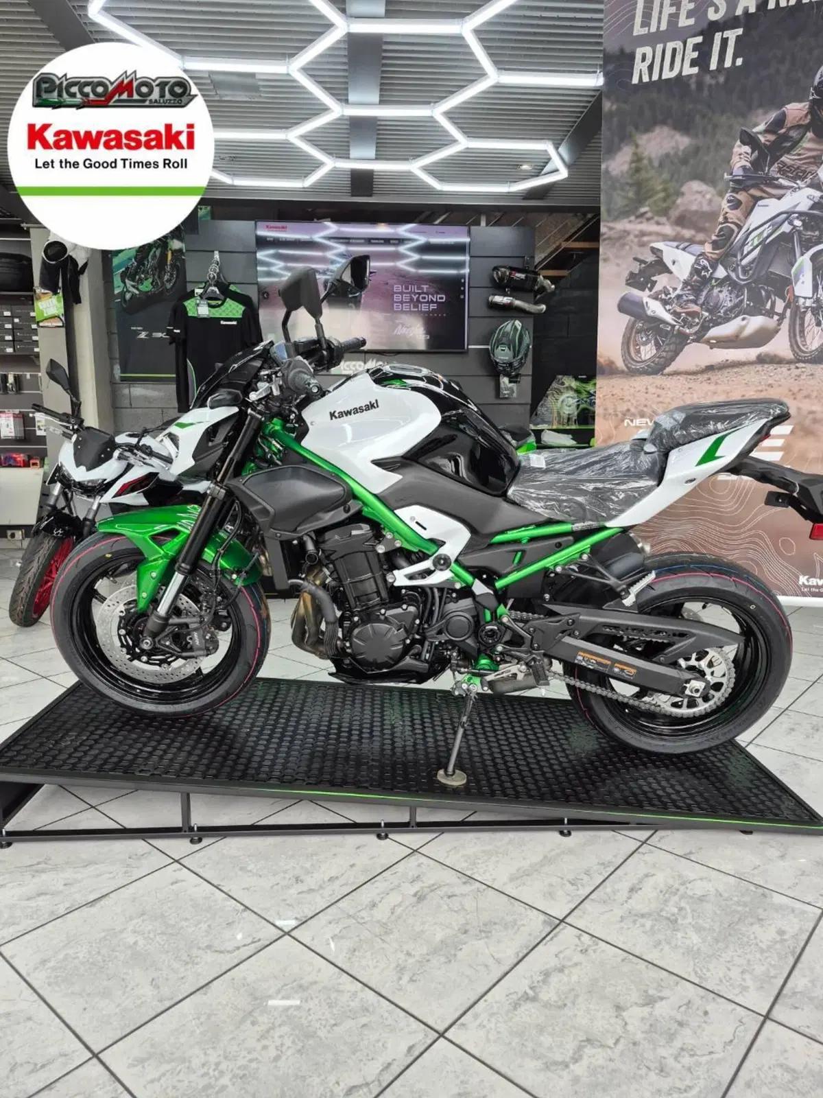 Kawasaki Z 900 (2025 - 26) (9)