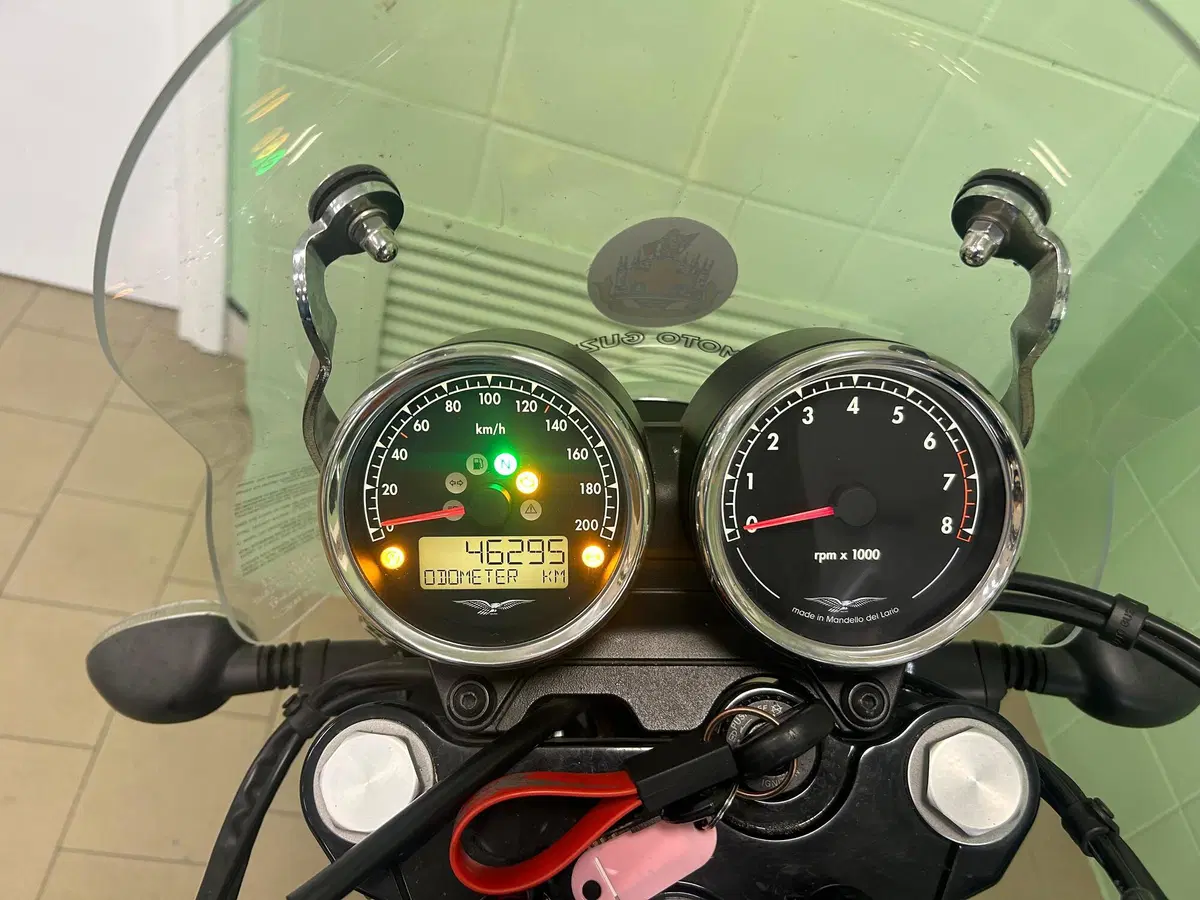 Moto Guzzi V7 III Milano (2018 - 20) (5)