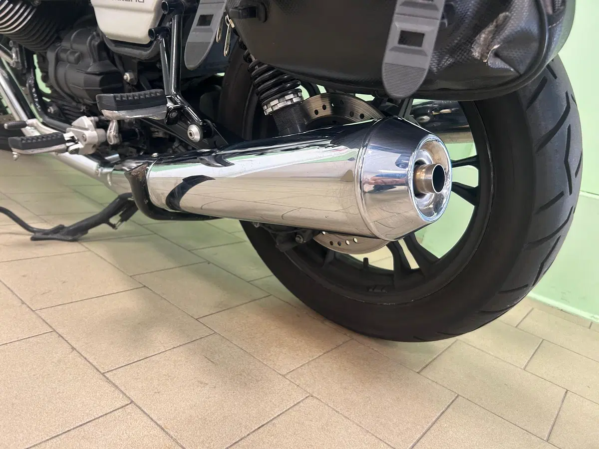 Moto Guzzi V7 III Milano (2018 - 20) (7)