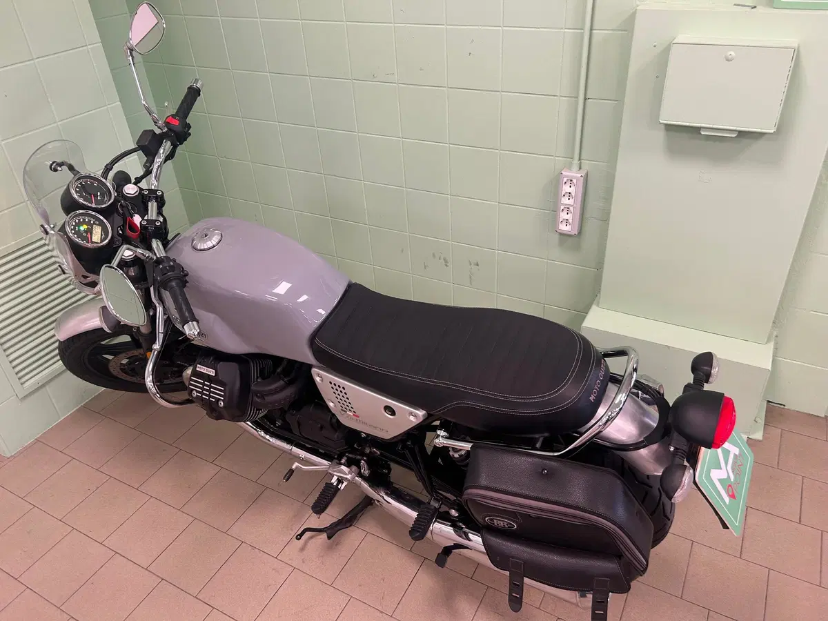 Moto Guzzi V7 III Milano (2018 - 20) (10)