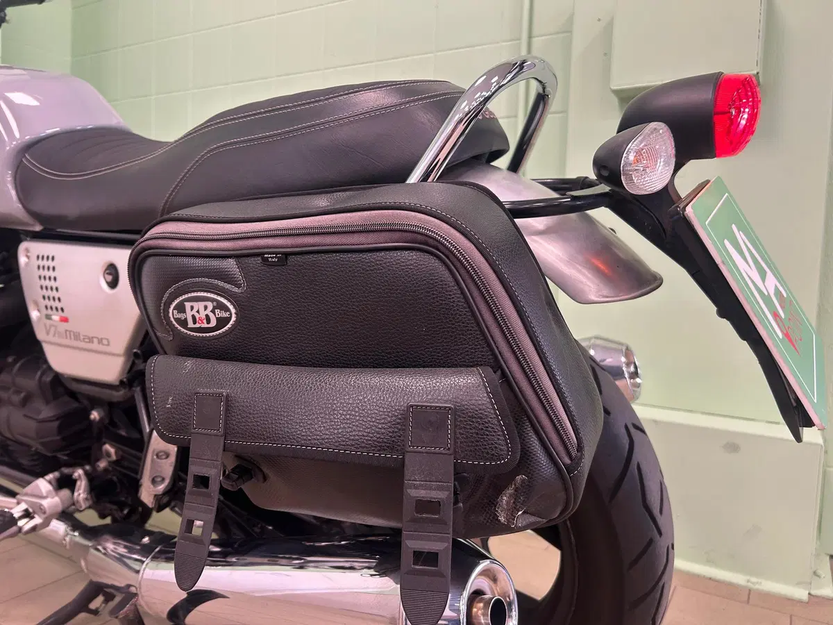 Moto Guzzi V7 III Milano (2018 - 20) (12)