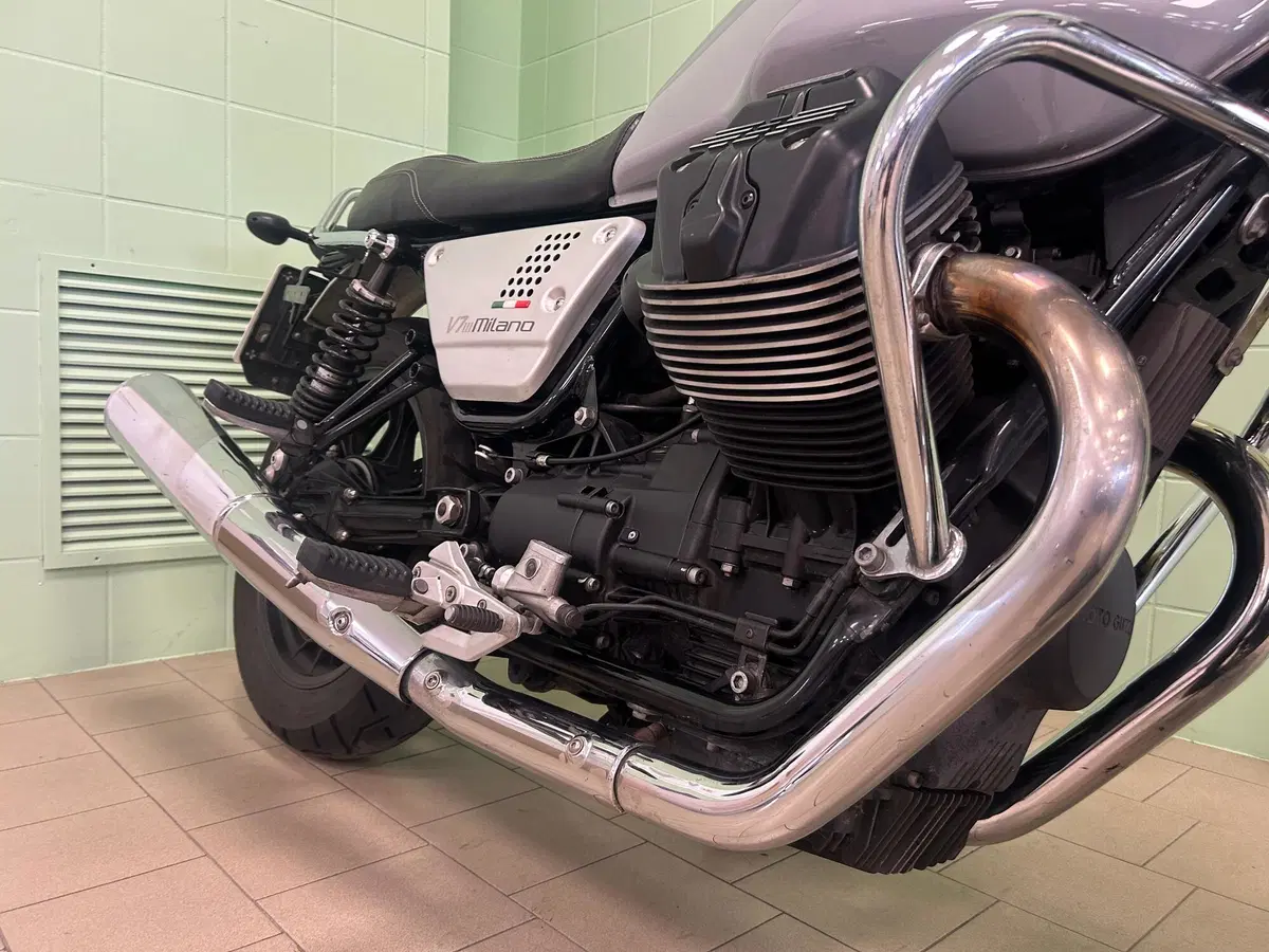 Moto Guzzi V7 III Milano (2018 - 20) (17)