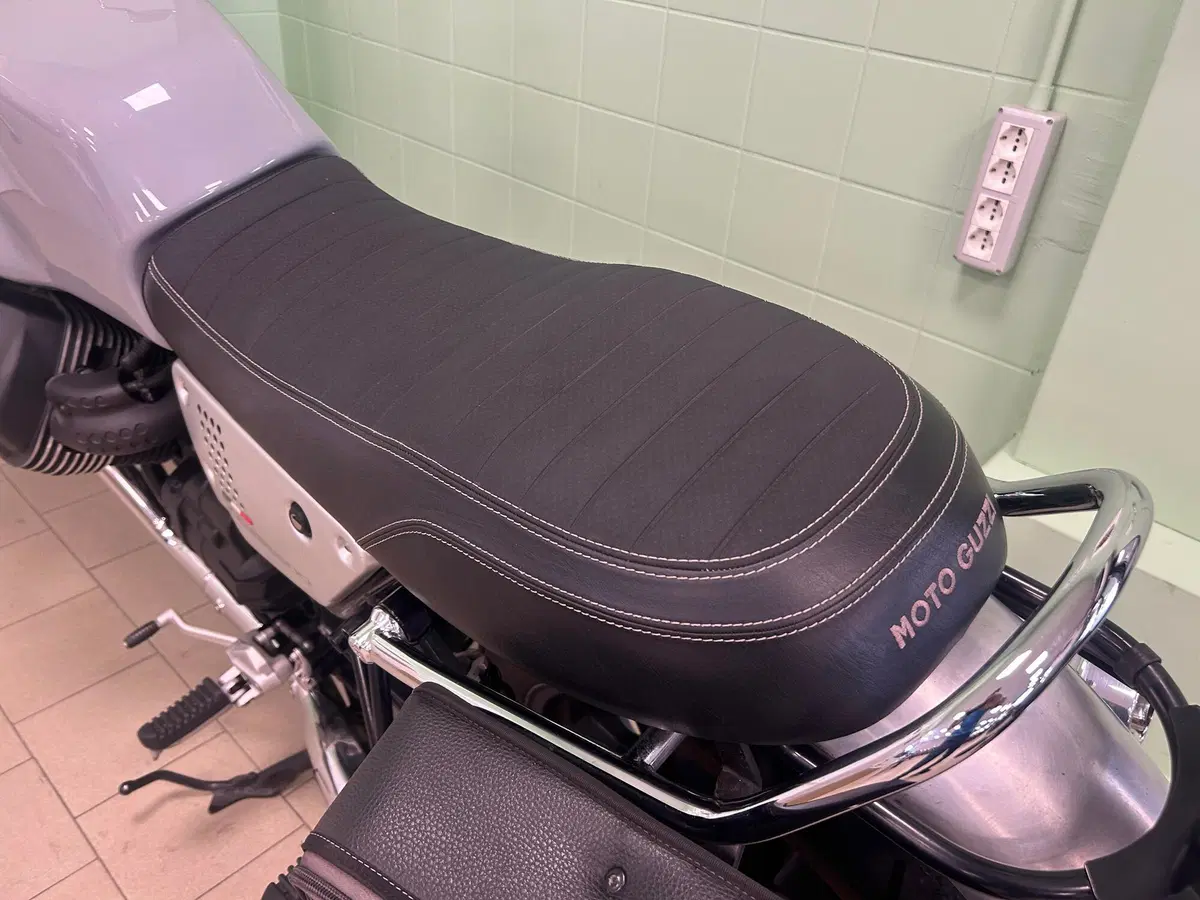 Moto Guzzi V7 III Milano (2018 - 20) (18)