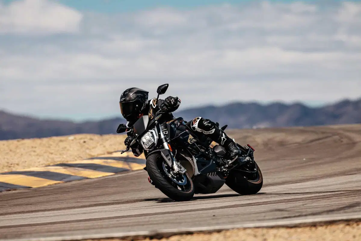 Vent’anni di innovazione elettrica Zero Motorcycles, arriva la SR/F 20th Anniversary