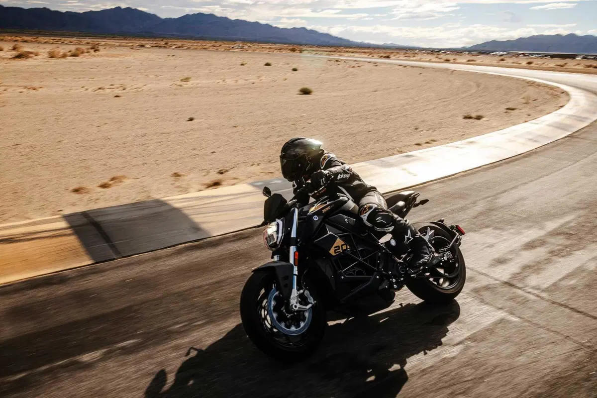 Vent’anni di innovazione elettrica Zero Motorcycles, arriva la SR/F 20th Anniversary (7)