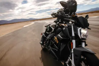 Vent’anni di innovazione elettrica Zero Motorcycles, arriva la SR/F 20th Anniversary