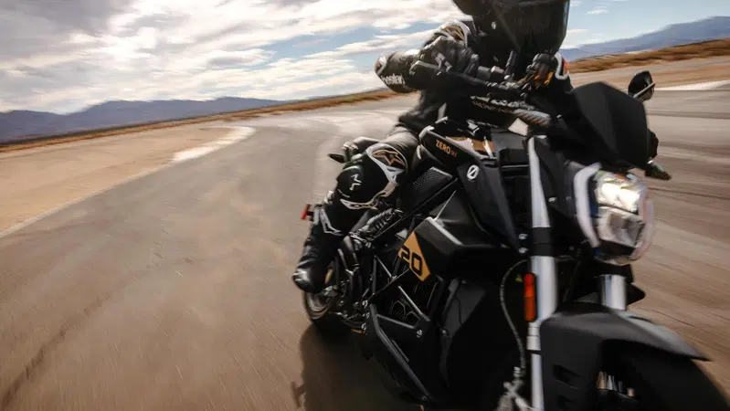 Vent’anni di innovazione elettrica Zero Motorcycles, arriva la SR/F 20th Anniversary