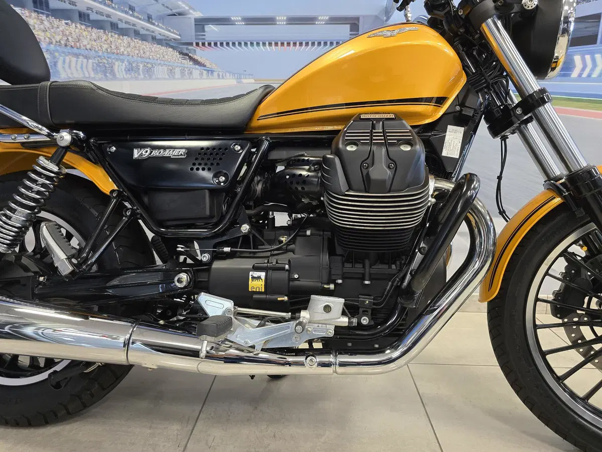 Moto Guzzi V9 Roamer (2016 - 18) (6)