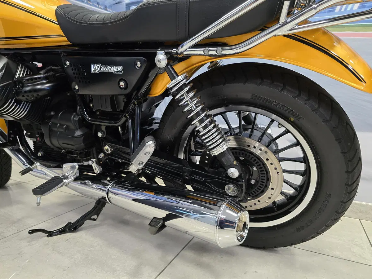 Moto Guzzi V9 Roamer (2016 - 18) (11)