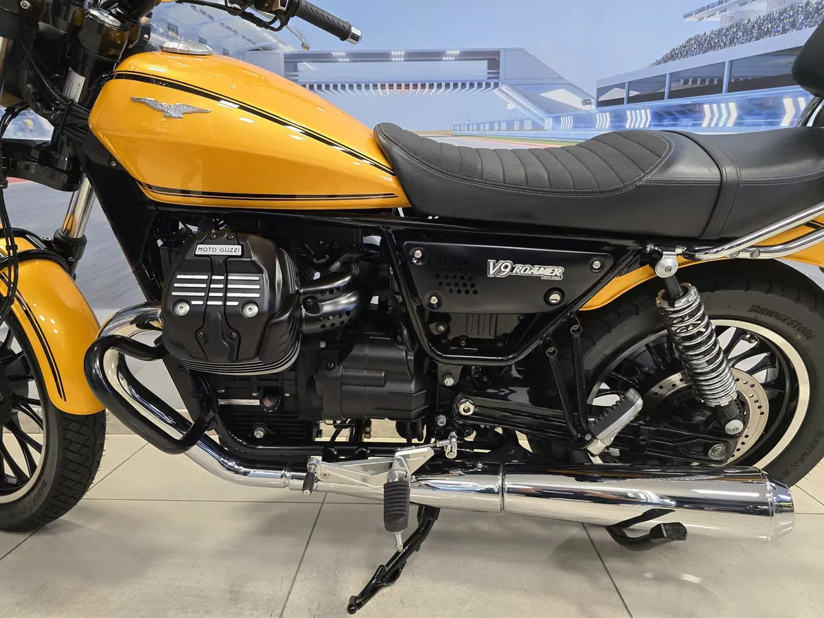 Moto Guzzi V9 Roamer (2016 - 18) (12)