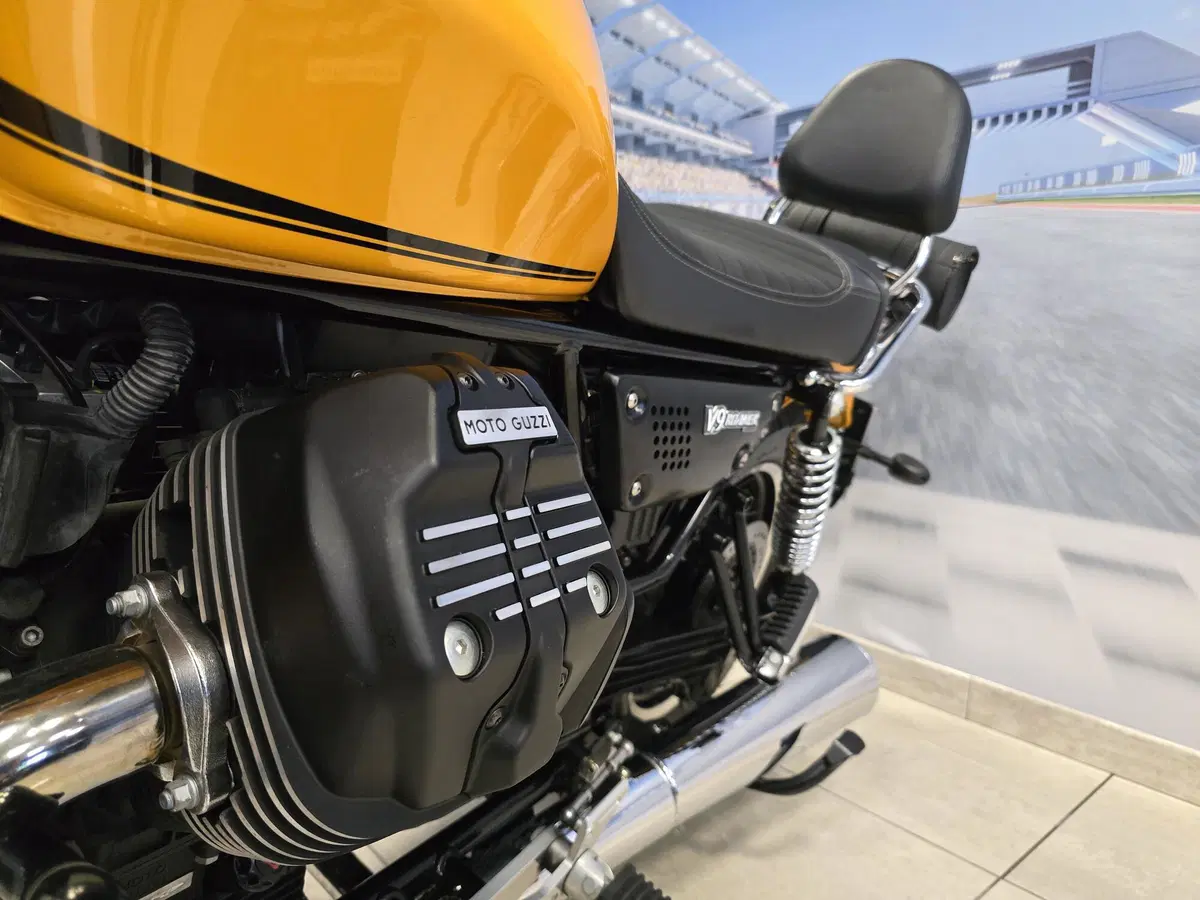 Moto Guzzi V9 Roamer (2016 - 18) (18)