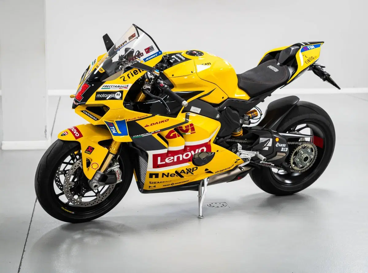 Ducati Panigale V4 Bagnaia 2023 World Champion Replica (2024) (20)