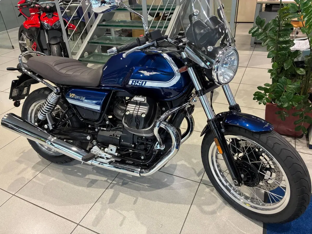 Moto Guzzi V7 Special (2021 - 24) (3)