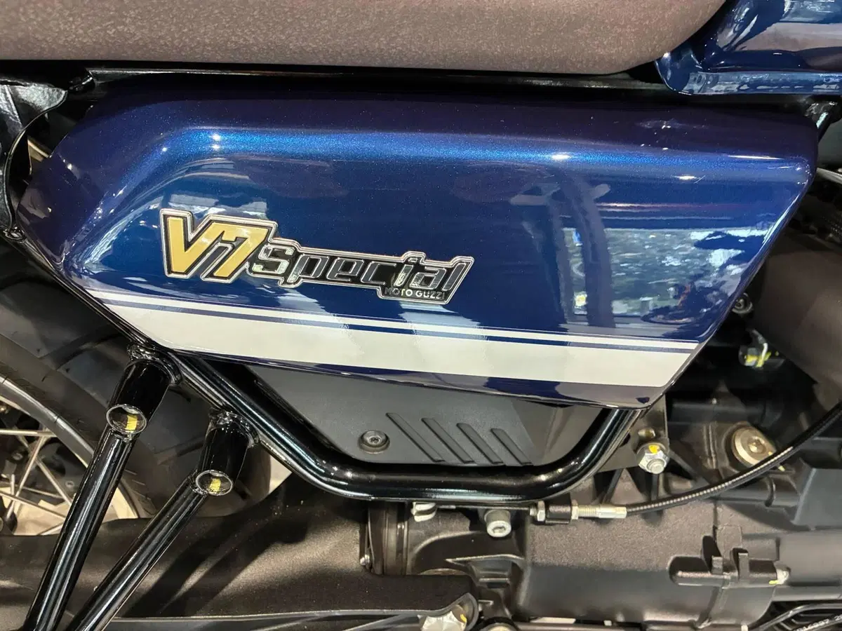 Moto Guzzi V7 Special (2021 - 24) (6)