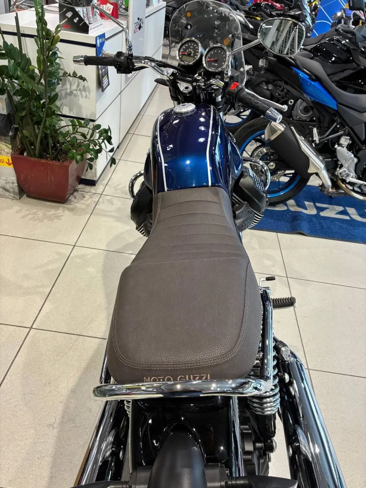 Moto Guzzi V7 Special (2021 - 24) (8)