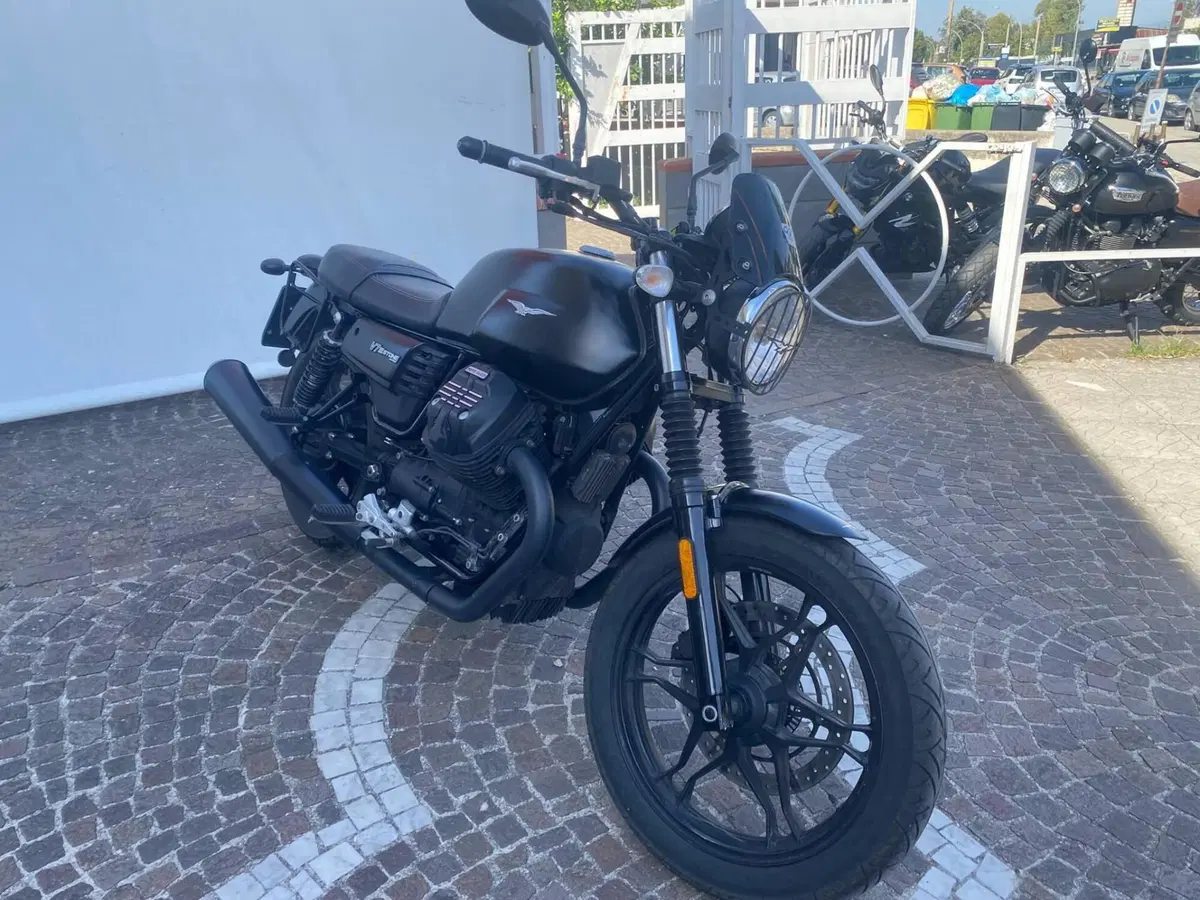 Moto Guzzi V7 III Stone (2017 - 20) (2)