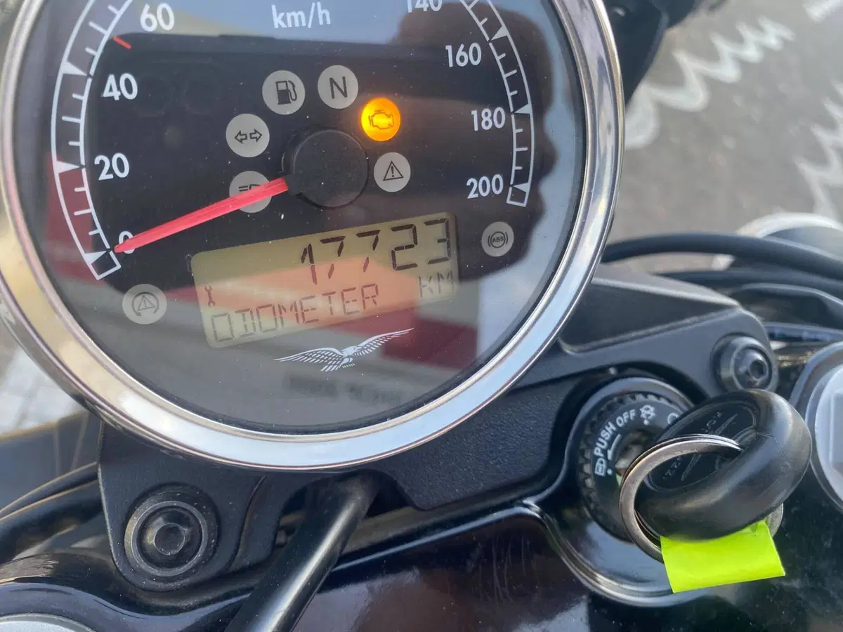 Moto Guzzi V7 III Stone (2017 - 20) (3)