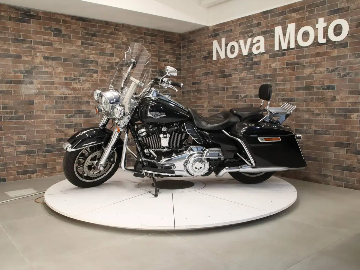Harley-Davidson 107 Road King (2017) - FLHR (2)