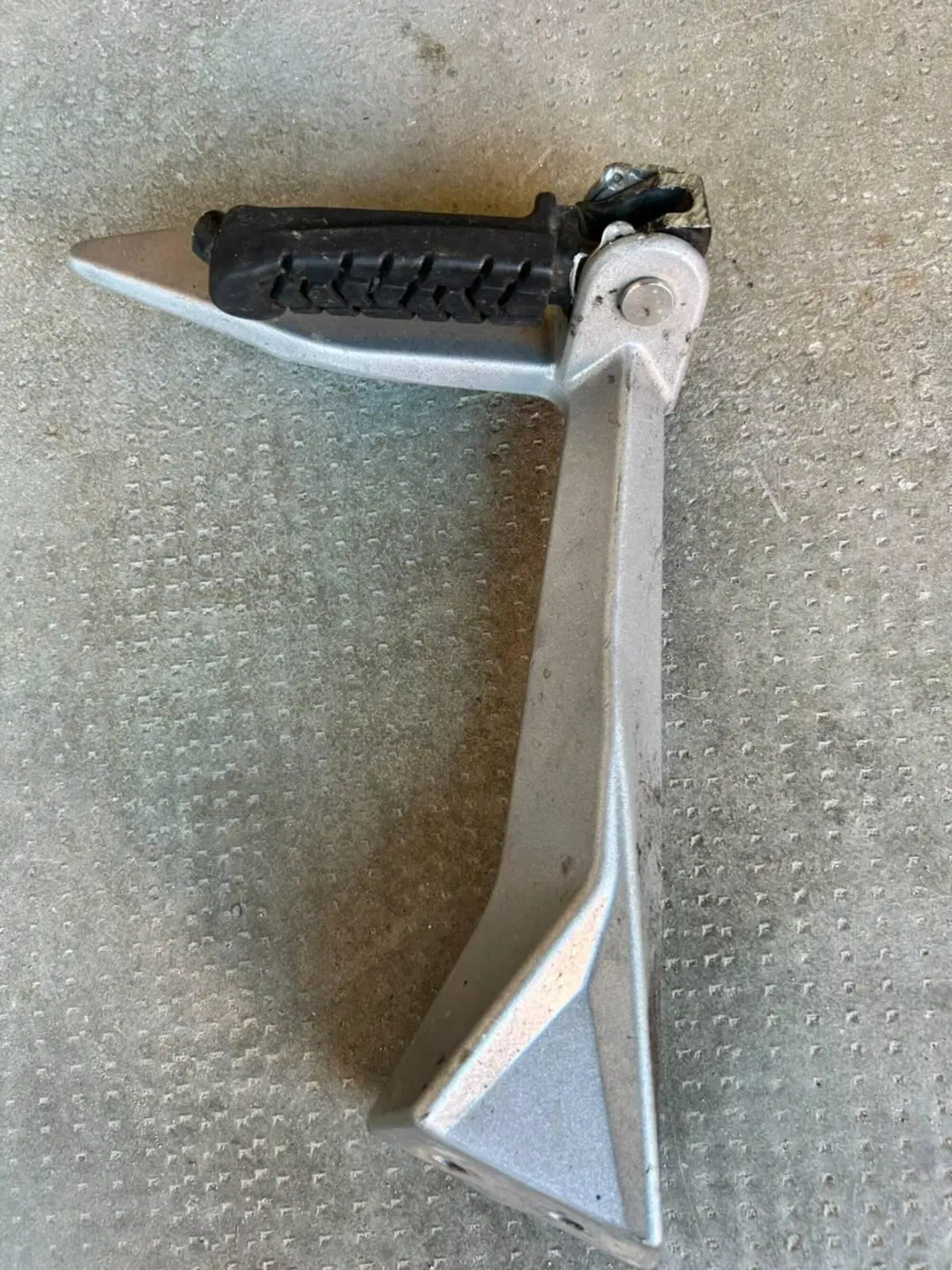 Pedana passeggero sx KTM 390 Duke 2012/2016 (2)