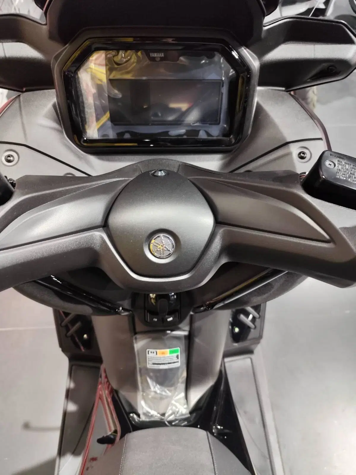 Yamaha X-Max 125 Tech Max (2025 - 26) (9)