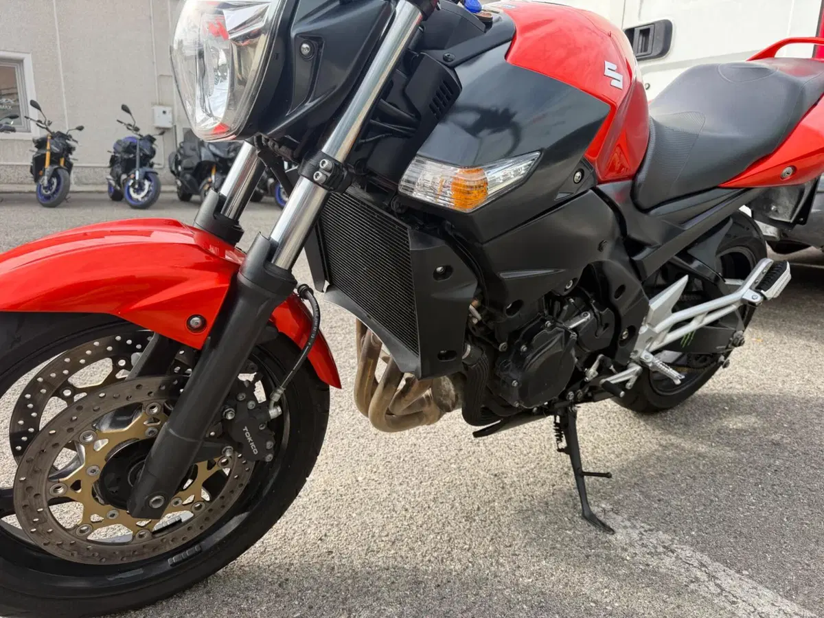 Suzuki GSR 600 (2006 - 11) (4)