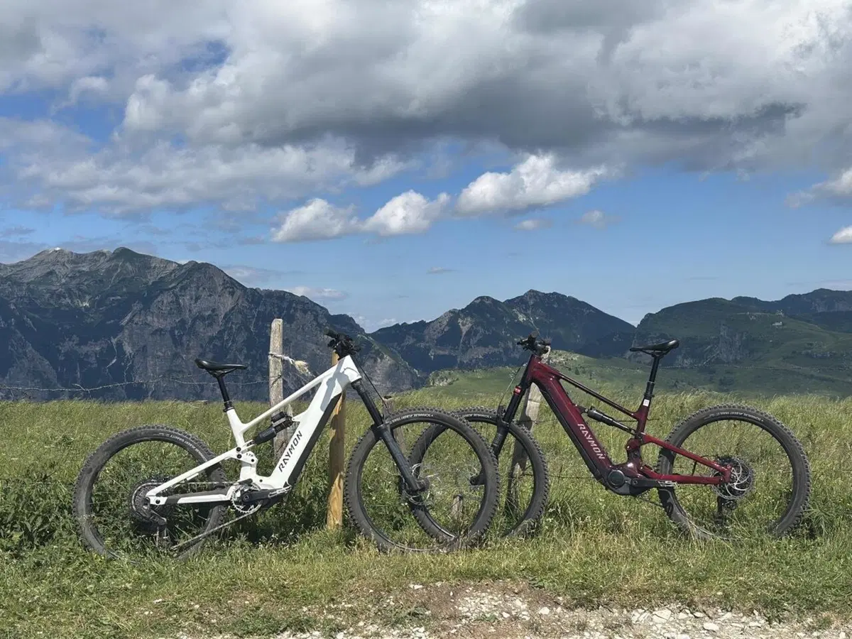 Enduro o All-Mountain? Confrontiamo due Raymon Ravor con motore Yamaha, uguali ma diverse!