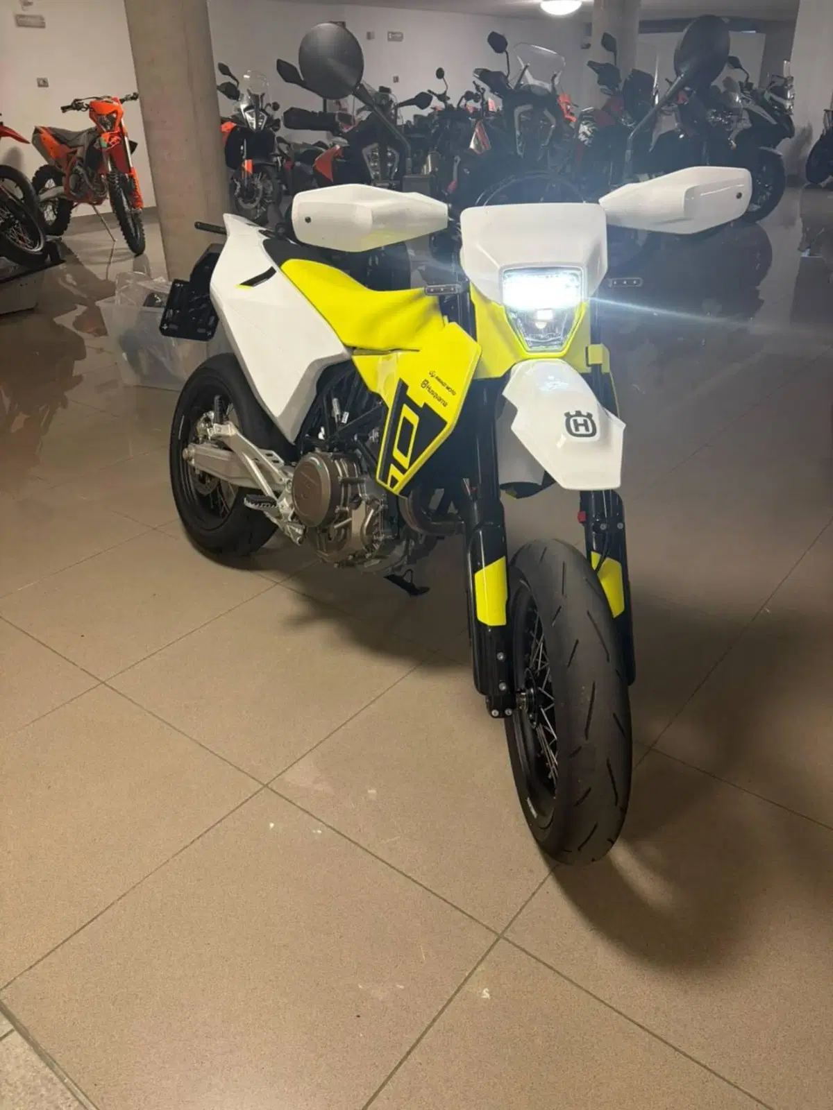 Husqvarna 701 Supermoto (2026 - 27) (2)