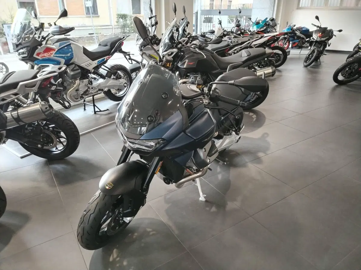 Moto Guzzi V100 Mandello (2025 - 26) (2)