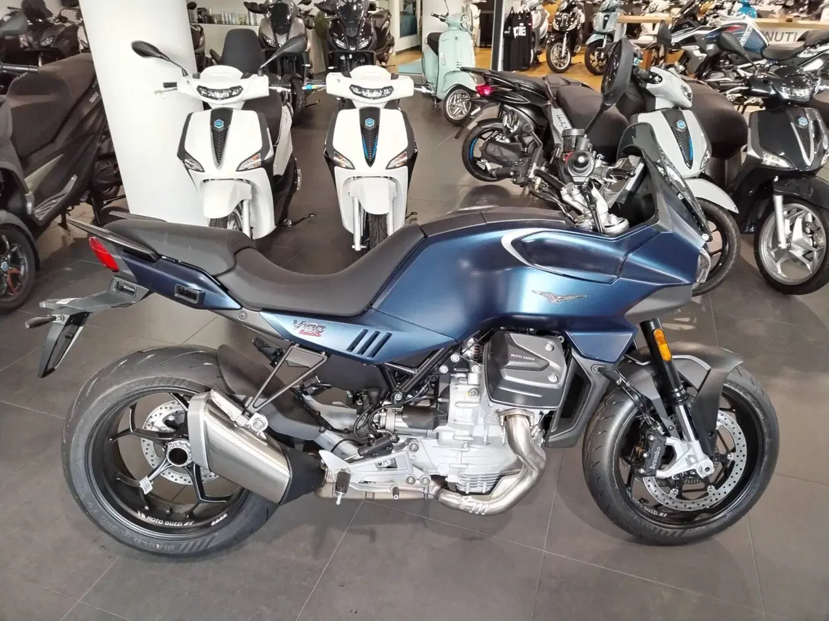 Moto Guzzi V100 Mandello (2025 - 26) (3)