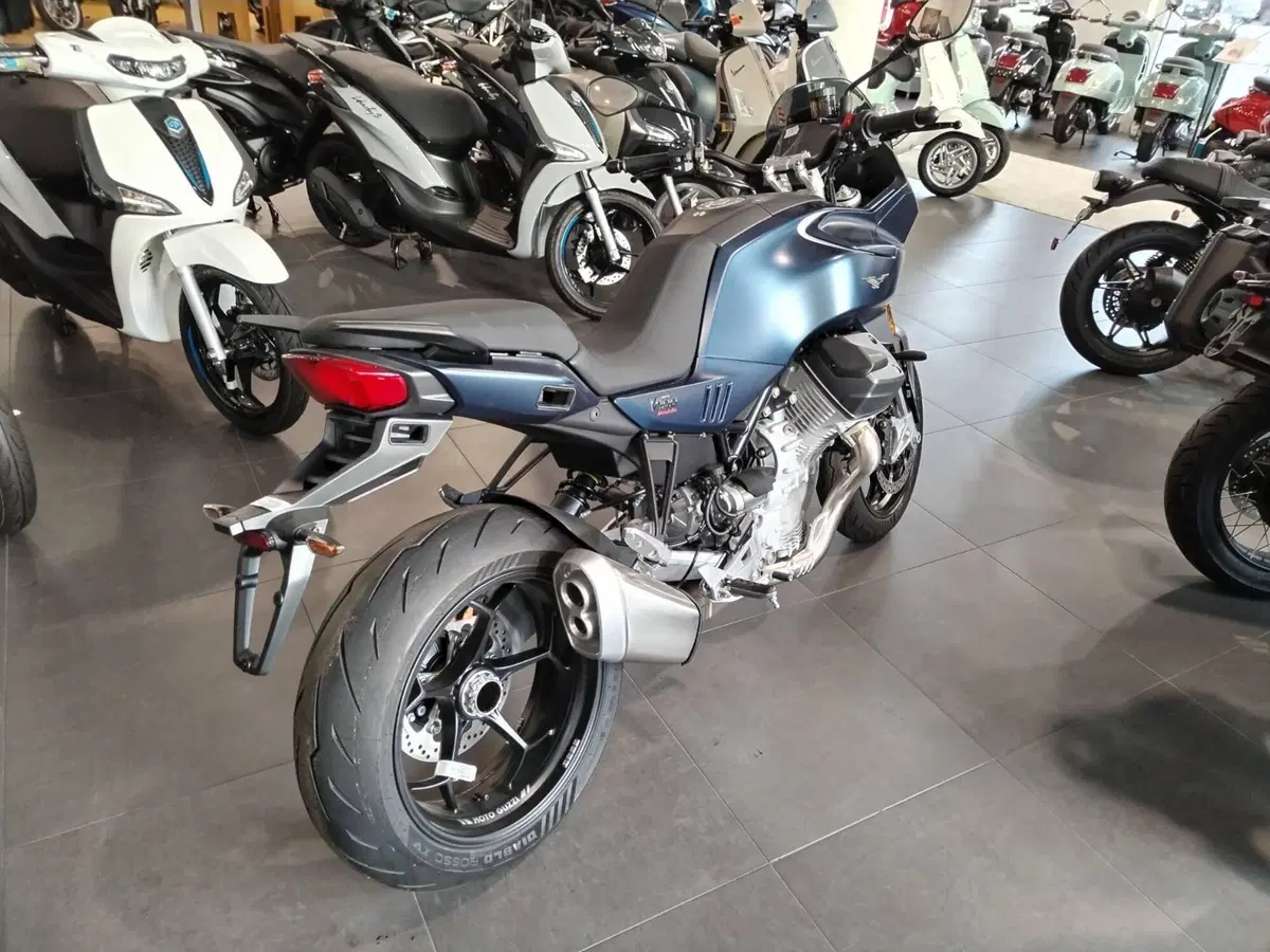 Moto Guzzi V100 Mandello (2025 - 26) (4)