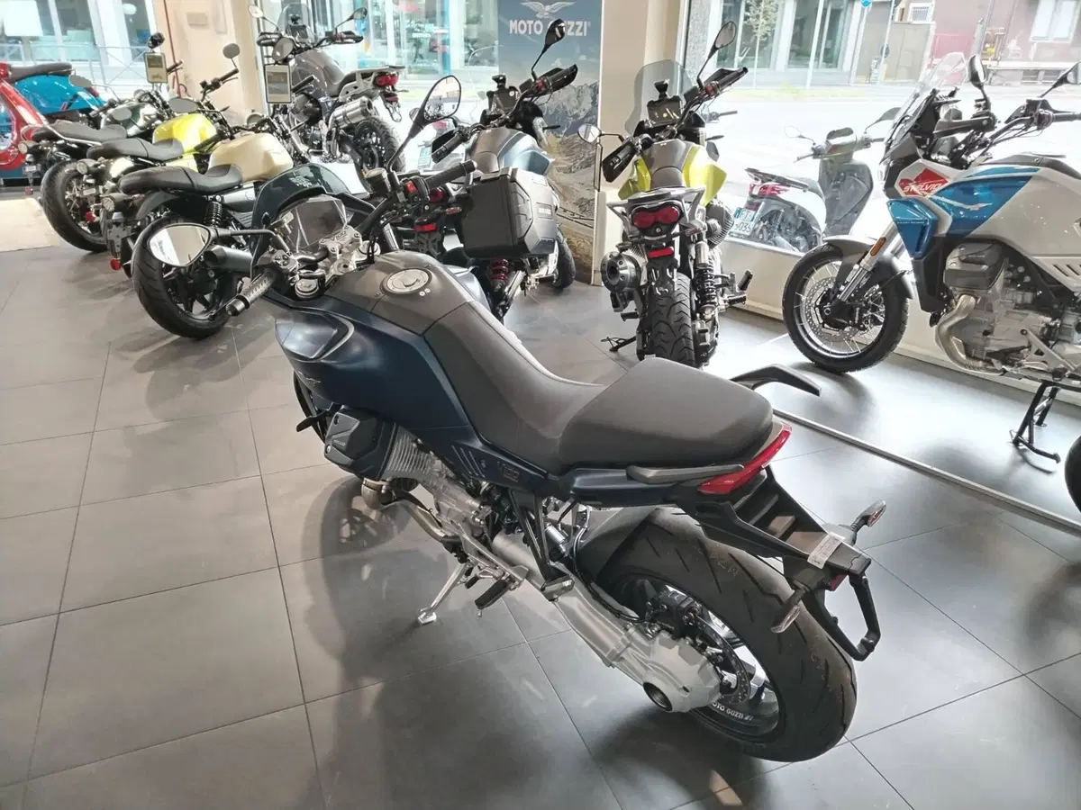 Moto Guzzi V100 Mandello (2025 - 26) (5)
