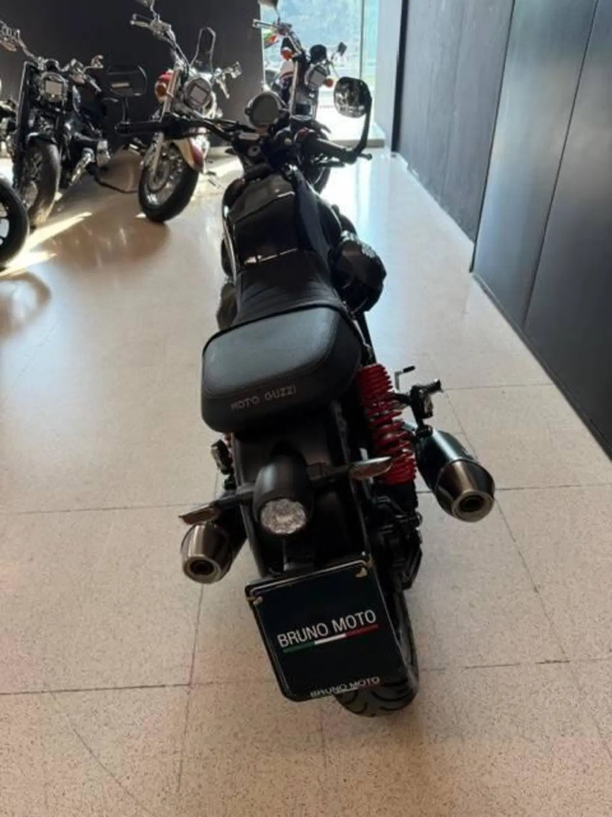 Moto Guzzi V7 Stone Special Edition (2022 - 25) (4)