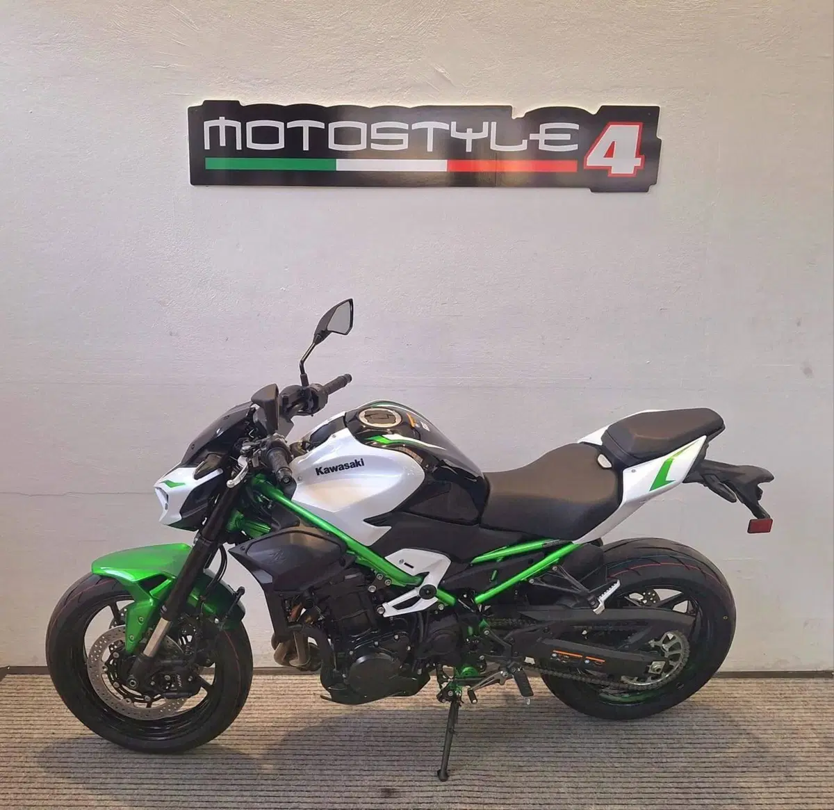 Kawasaki Z 900 (2025 - 26) (2)