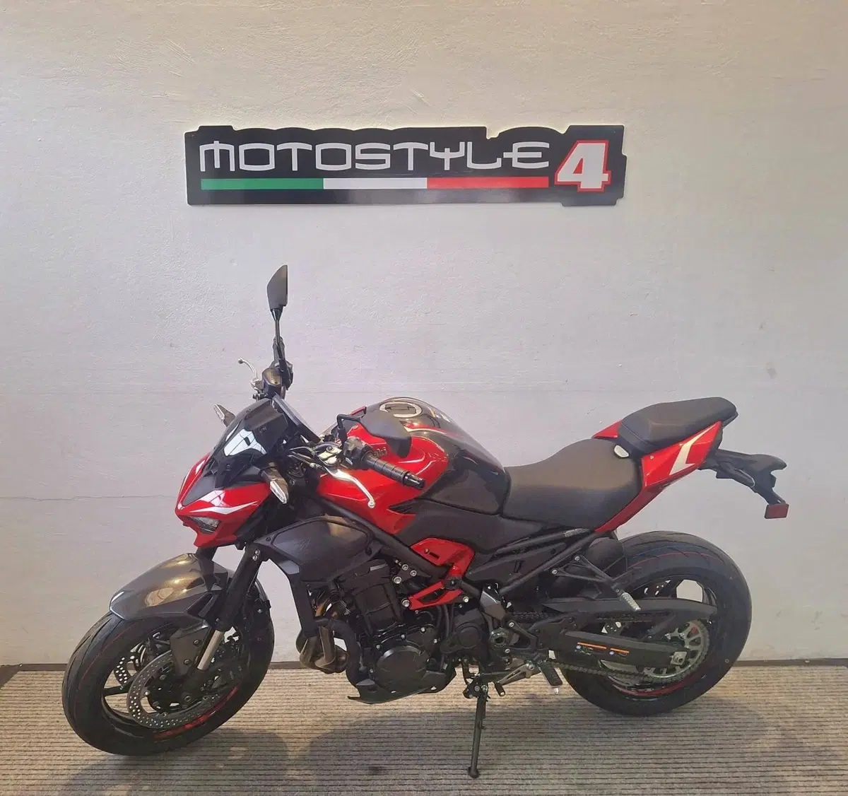 Kawasaki Z 900 (2025 - 26) (2)