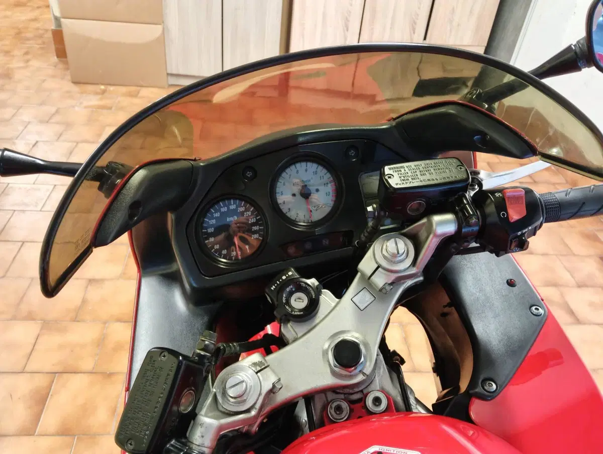 Honda VFR 800 (1998 - 01) (4)