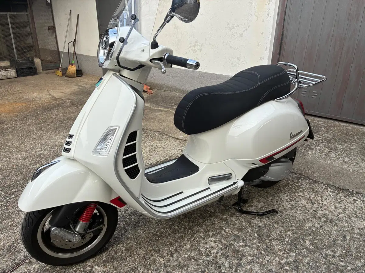 Vespa GTS 300 Hpe (2019) (2)