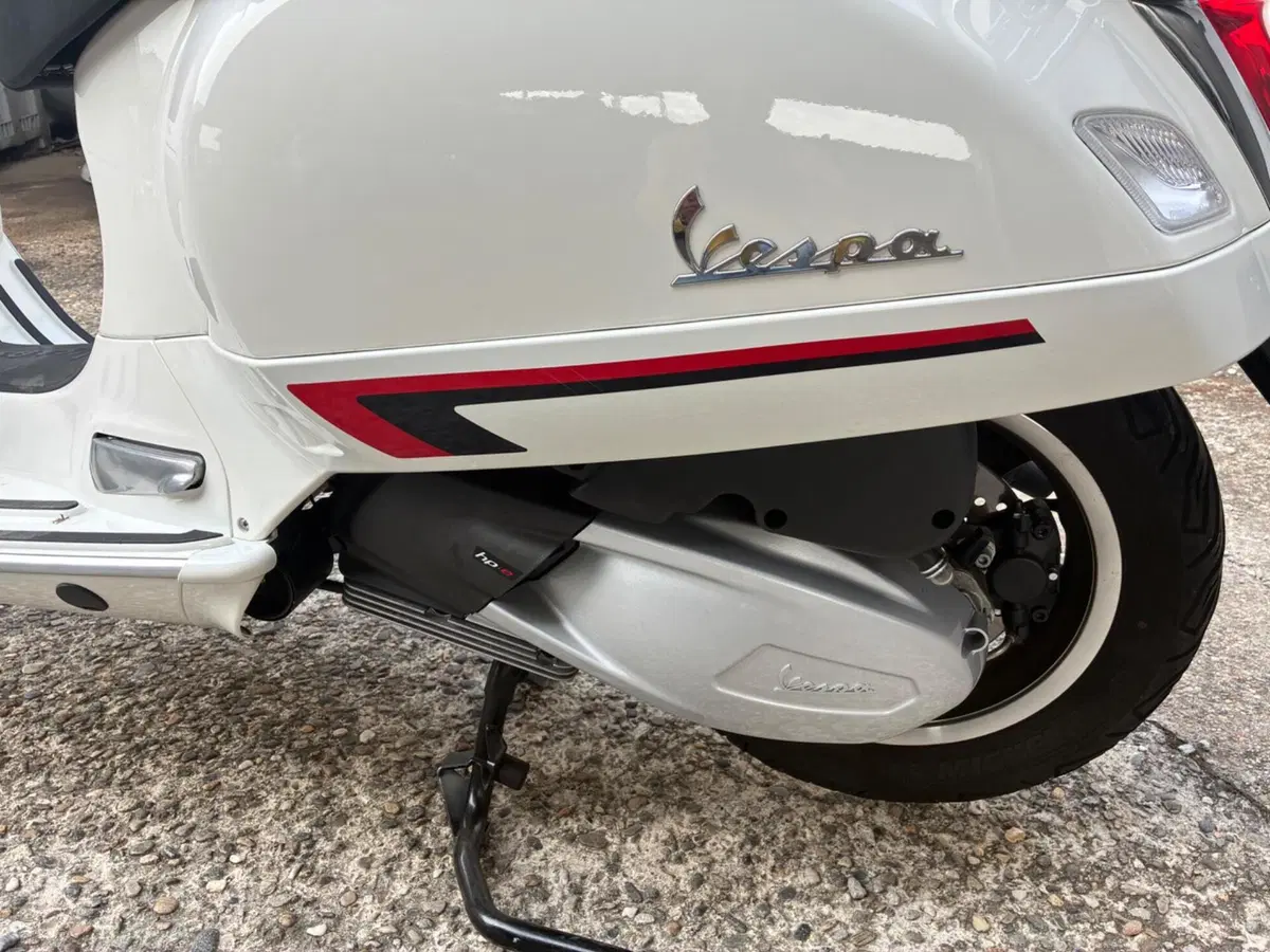 Vespa GTS 300 Hpe (2019) (4)