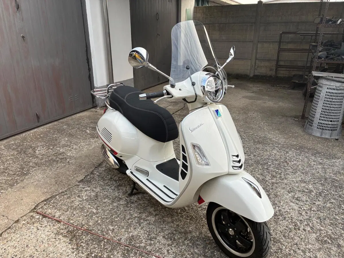 Vespa GTS 300 Hpe (2019) (9)