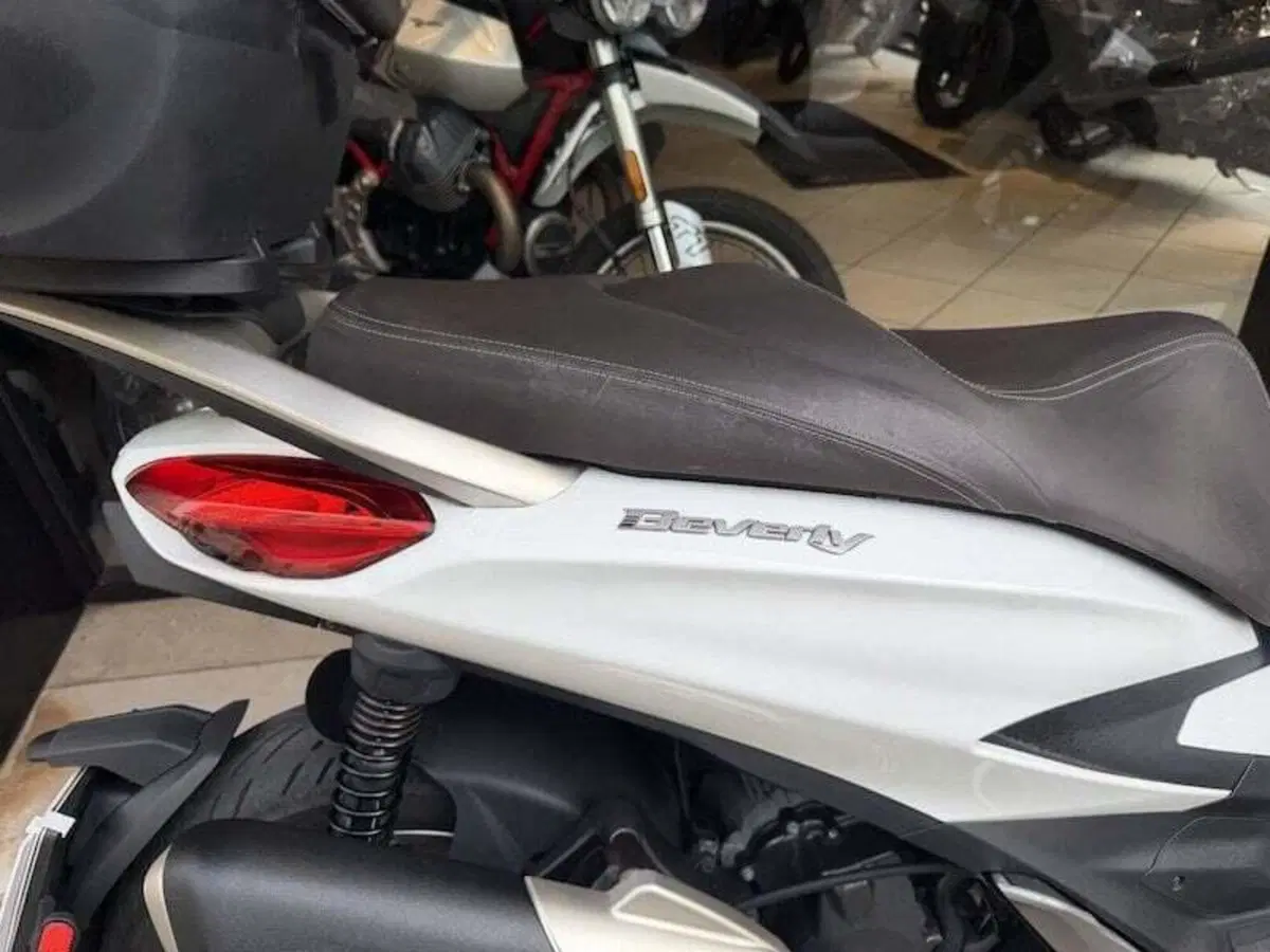 Piaggio Beverly 400 ABS-ASR (2021 - 24) (4)