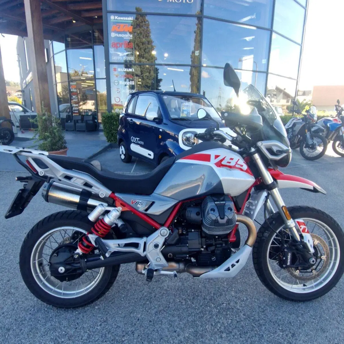 Moto Guzzi V85 TT (2024 - 26) (2)
