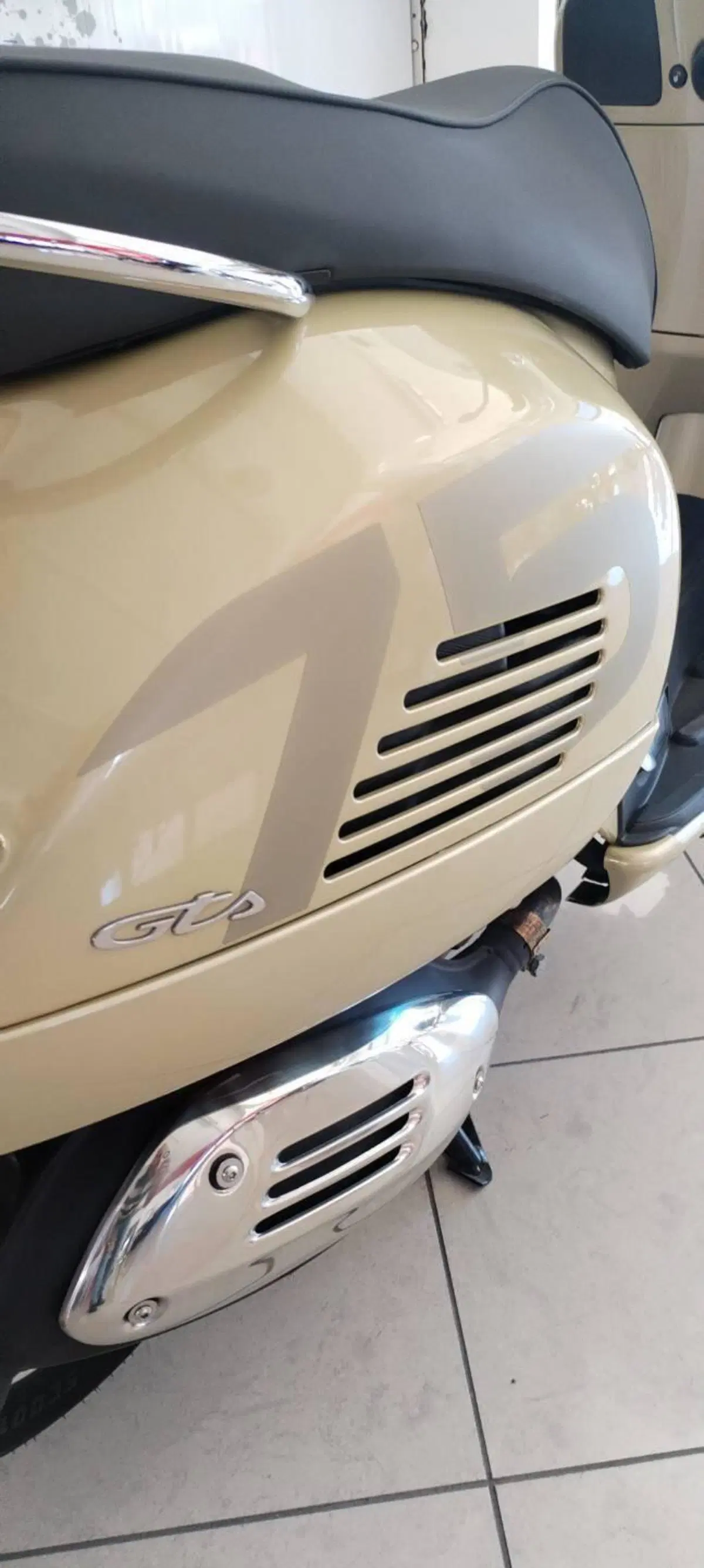 Vespa GTS 300 Supertech hpe 75th (2021) (5)