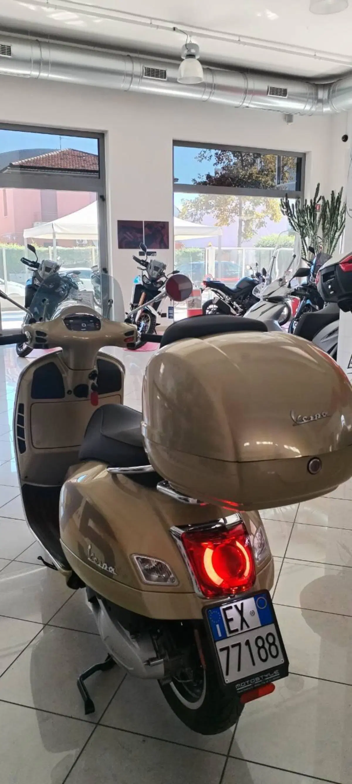 Vespa GTS 300 Supertech hpe 75th (2021) (11)