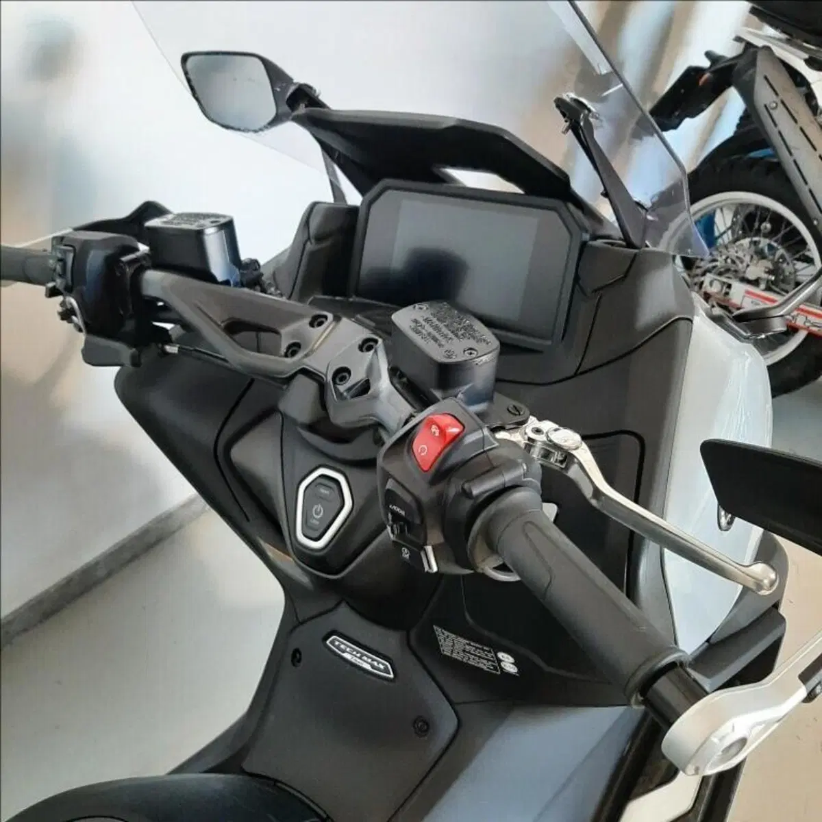 Yamaha T-Max 560 Tech Max (2025 - 26) (10)