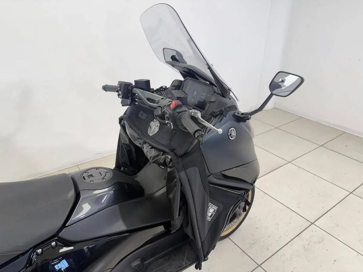 Yamaha T-Max 560 (2022 - 24) (8)