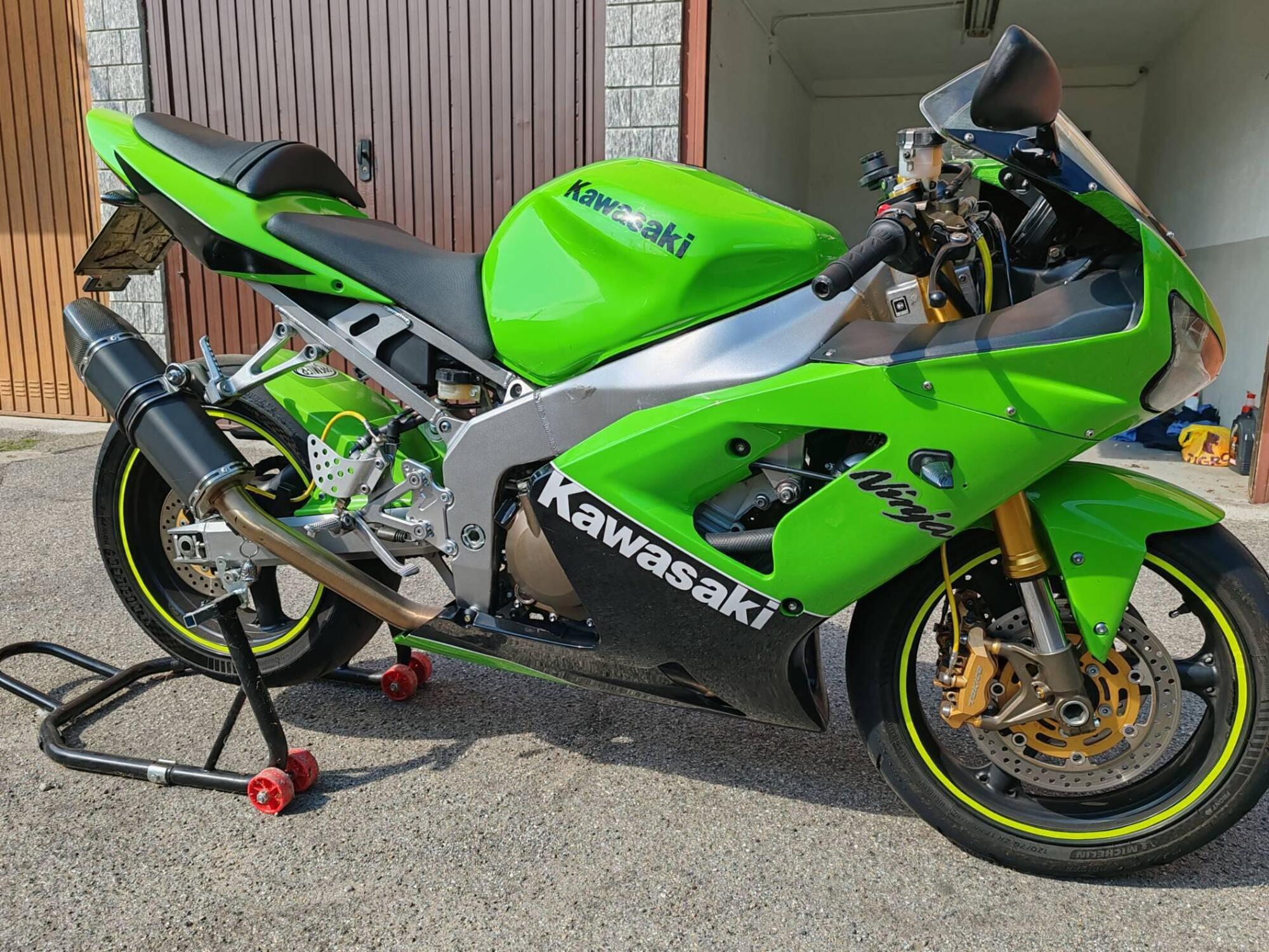 Vendo Kawasaki Ninja 636 ZX-6R (2003 - 04) usata a Carnago (codice