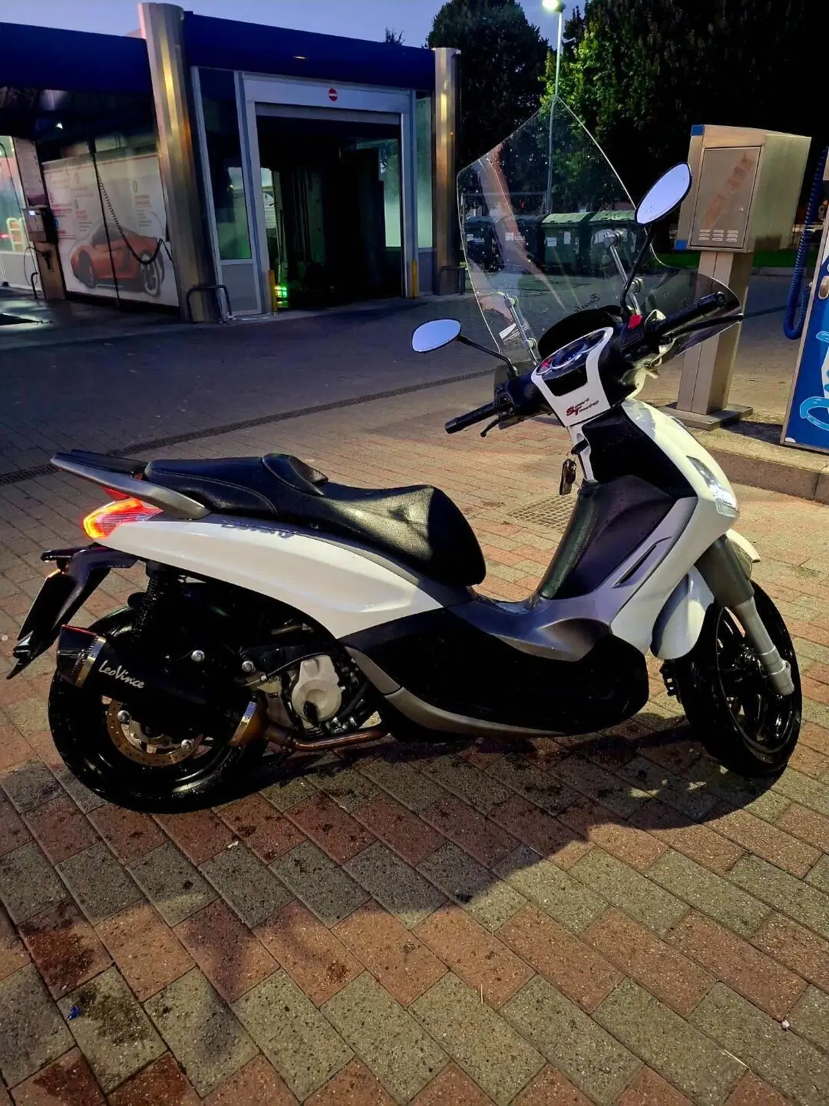 Piaggio Beverly 350 SportTouring ie (2011 - 15) (2)