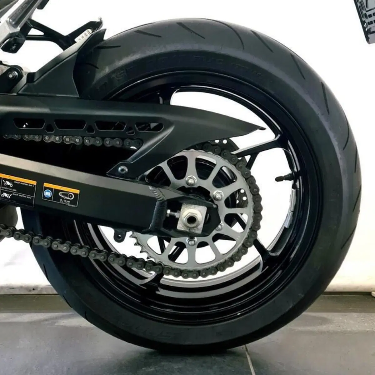 Kawasaki Z 900 (2025 - 26) (14)