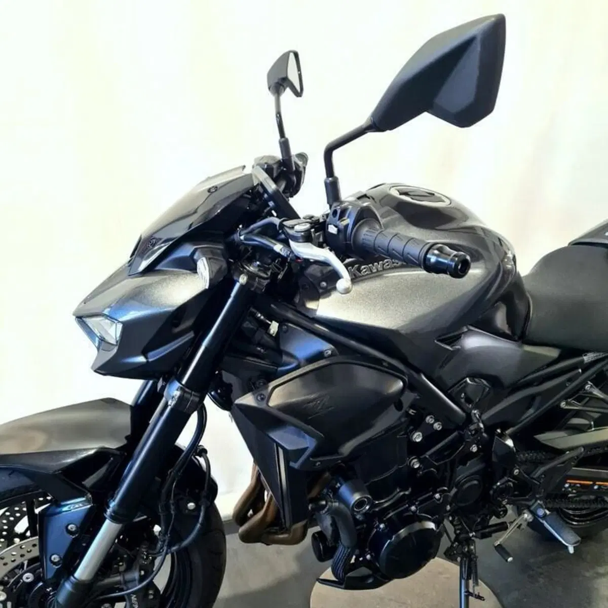Kawasaki Z 900 (2025 - 26) (8)