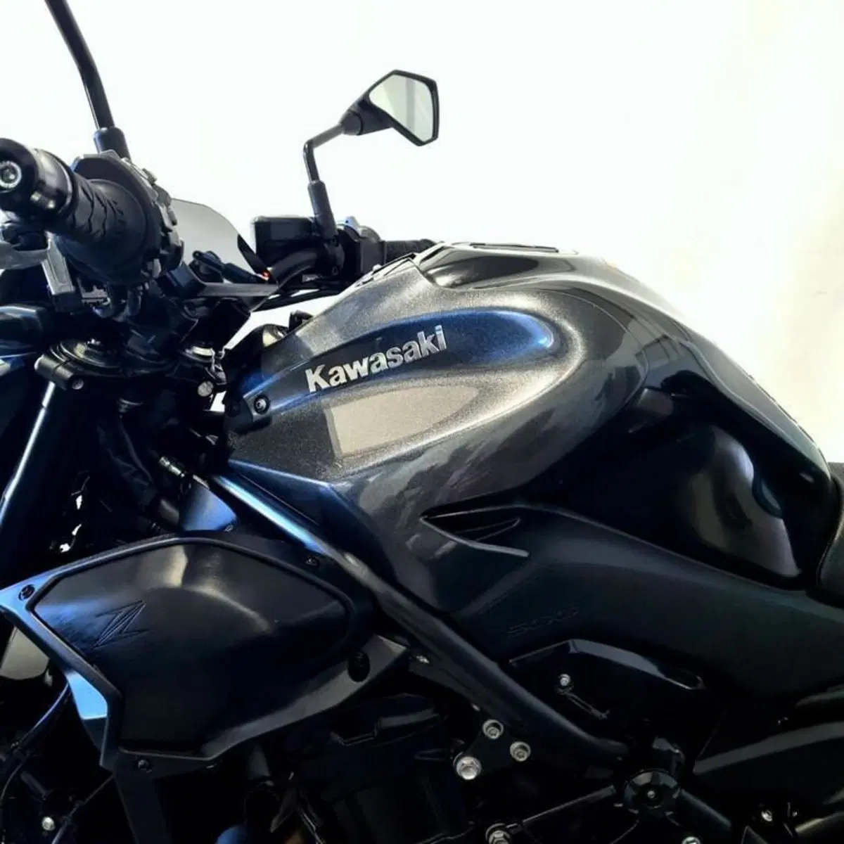 Kawasaki Z 900 (2025 - 26) (9)