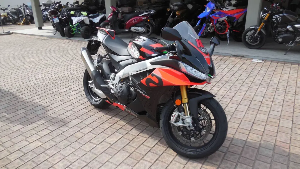 Aprilia RSV4 1100 Factory (2021 - 24) (2)